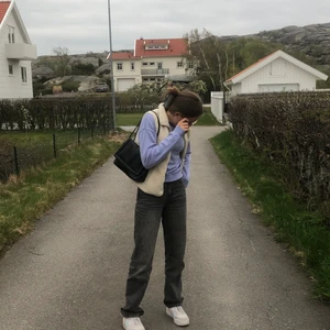 Lila Sweatshirt  - En lila sweatshirt jag köpte på hm förra sommaren. Säljer den pga att den inte riktigt är min stil längre. Bra skick andvänd ca 5 gånger. Säljer för 70kr+ frakt men priset kan såklart diskuteras.