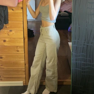 Jeans  - Säljer dessa snygga bech/gråa jeansen då det inte riktigt är min stil! knappt använda💕frakt tillkommer 