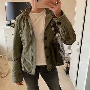 Jacka - Jacka/overshirt från zadig & voltaire i storlek M, men passar bra på mig som brukar ha xs/s! Superfint skick