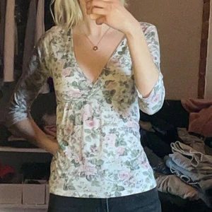 Tröja  - Säljer denna blommiga tröja då den inte kommer till användning! väldigt skönt material💕 frakt tillkommer 