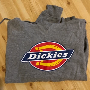 DICKIES HOODIE - Hoodie från Dickies som inte kommer till användning. Strl XS. Köpt på Junkyard för 749. Säljs för 300 (frakt tillkommer om den ska postas) 🌞🌞🦋