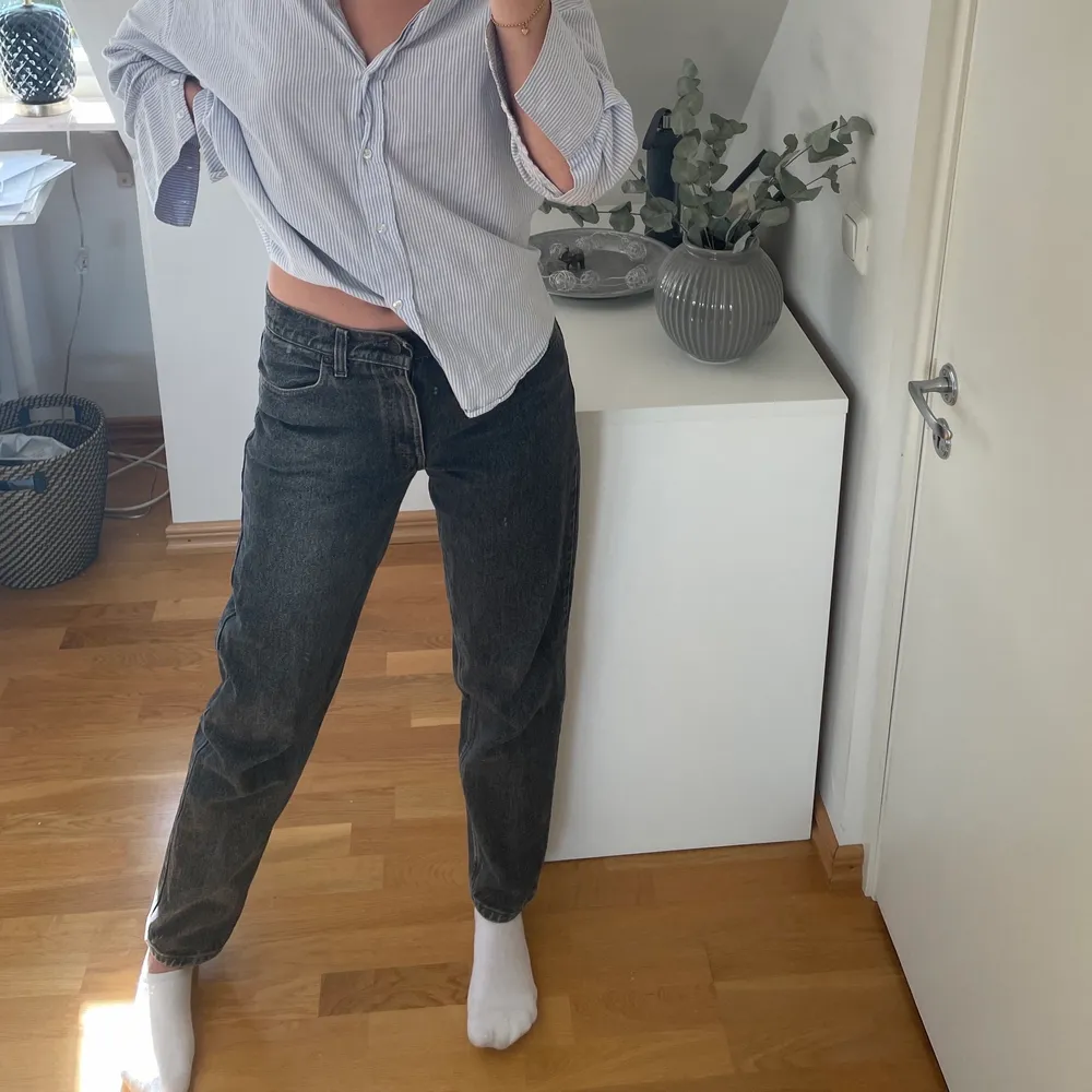 Svarta/gråa lådmidjade jeans från Levis!!❤️ tyvärr hade storleken suddats ut när jag köpte dem (köptes secondhand) så vet inte exakt storlek. Men jag normalt en 36/S i byxor, är 173cm lång. Budgivning!!!. Jeans & Byxor.