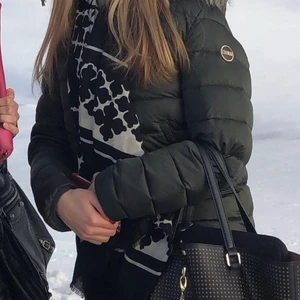 Colmar-jacka - Min favorit till vintern! Så snygg grön färg med pälskrage och guldig insida. säljer pga att jag tröttnat på den. 