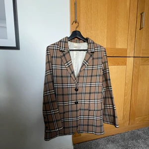 Kavaj - Rutig kavaj nästan lite burberry liknande