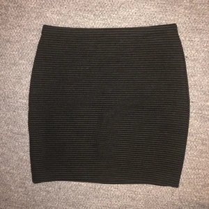 Tajt kjol - Läs bio. Tyvärr lite för liten på mig. Funkar som topp också! Bra skick. Mörkgrå. 💞