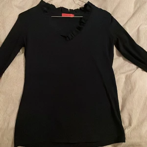Veronica Virta tröja/blus - Mörkblå Veronica Virta tröja/blus, säljer då den inte kommer till användning längre. Fint skick,  inga märken eller så. Om intresserad skicka privat för fler bilder. 250kr  + frakt 66kr