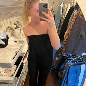 Zara kjol/topp - Snygg svart kjol från zara används även som en topp. Kjolen är i strl S.