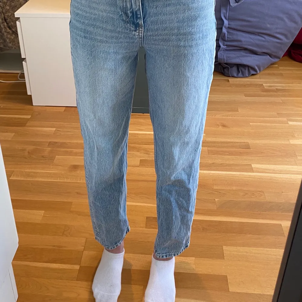 Jeans från Gina Tricot Premium Denim som bara är använda ett fåtal gånger men säljer eftersom de är för korta på mig. De är raka i modellen vilket inte riktigt framgår i bilden eftersom de är för små på mig.. Jeans & Byxor.