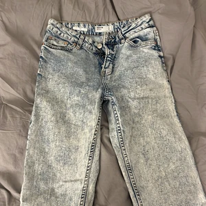 Jeans  - Ett par jeans från Bershka i storleken 34. Säljs pga inte riktigt min stil längre.