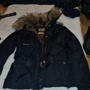 Parajumpers jack - helt okej skick. Det syns att den är använd. Köparen står för frakt.