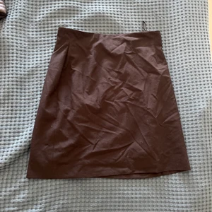 Tajt svart kjol - Säljer en jättefin retro kjol som är använd ett fåtal gånger! Det är storlek 40 men passar även 38! ‼️Frakt tillkommer‼️