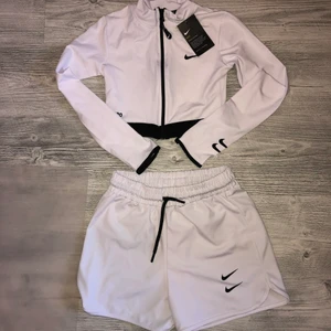 Nike set L - Säljer detta fina Nike set då överdelen är för liten i bysten och svår att knäppa för mig. Den är extremt liten i storleken så skulle passa alla storlekar under M! Slimfit. Endast provad.  
