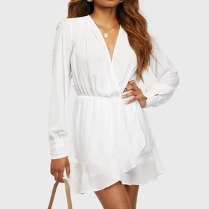 Student - Vit studentklänning, eller sommarklänning. Passar till midsommar avslutningar student mm. Storlek 36. Helt slutsåld. Helt ny. Lappar kvar. 