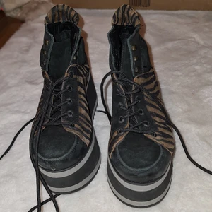 Skor - Skorna behöver rengöras annars i jättebra skick. Köparen står för frakt.