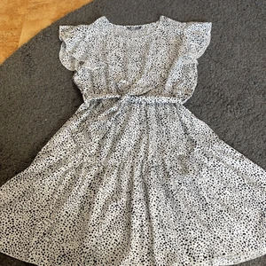 Klänning - En svartprickig klänning från shein. Aldrig använd så i nyskick. Storlek S