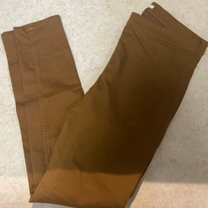 Senapsgula treggings från H&M storlek 42 - Ej använda bara då jag haft två par. 