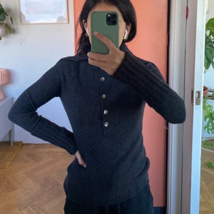 Tröja i ull JCrew - Tröja i 100% lambswool från J Crew. Den kan användas som polotröja också. Den är i perfekt skick, användas bara en gång. 