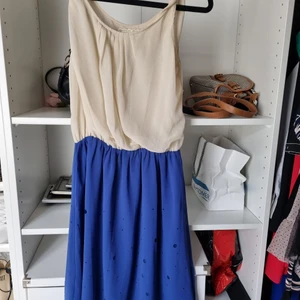 Klänning  - Vit/blå knälång klänning. Inköpt på Zalando. Storlek S/M använt 2 ggr. I bra skick. 