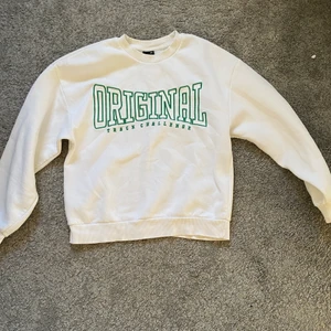 Tröja från gina tricot - Säljer denna super fina sweatshirt från gina tricot då den är för kort i armarna, säljer för 80kr, frakt diskuteras 🤩