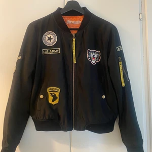 Svart bomber med olika detaljer, - Knappt använd, använt den Max 3-4 gånger. Inga defekter. Nyskick. Fickor finns och en liten ficka på armen också. Storlek S , men  passar en liten M beroende på hur du vill den ska sitta.  Kan ta mer bilder med den på vid intresse . Kan mötas upp eller skicka mot frakt kostnad :) 