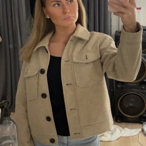 Vårkappa - Säljer denna fina vårkappa då den knappt kommer till användning längre från vero Moda💓tog pris 400 säljer den för 250