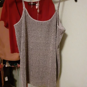 Linne från HM - Grått linne från HM i storlek S. Använd fåtal gånger och mycket bra skick. 🌼 Frakt: 43 kr