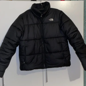 The North Face Jacka - Jackan är i bra skick, en liten skada vid handen men syns inte om man inte letar och har använt väldigt sällan. Jackan är i tjejstorlek (L) men passar killar som har M, jag har själv haft jackan och fått många komplimanger för den💯, skriv för mer bilder