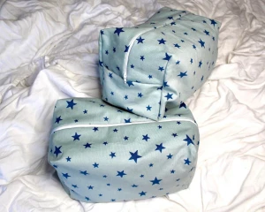 Stor Necessär💙 - Stor Necessär med Stjärnor✨ En med prickig insida & en i blå satin💙