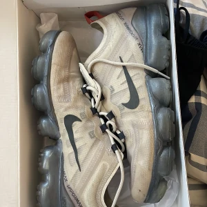 Vapormax 2019 - säljer mina gamla vapormax 2019 moonparticle i storlek 42🍦 Condition: 8🏔️ 
