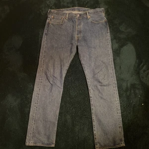 Levis 501  - Mörkblå levis 501 i utmärkt skick. W36 L32