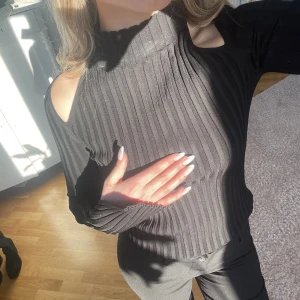 Helmut Lang tröja  - Helmut Lang tröja i stretchmaterial  Öppna axlar och slits i ärmarna   Nypris 4000kr Använd endast två gånger, säljer för att jag inte använder den