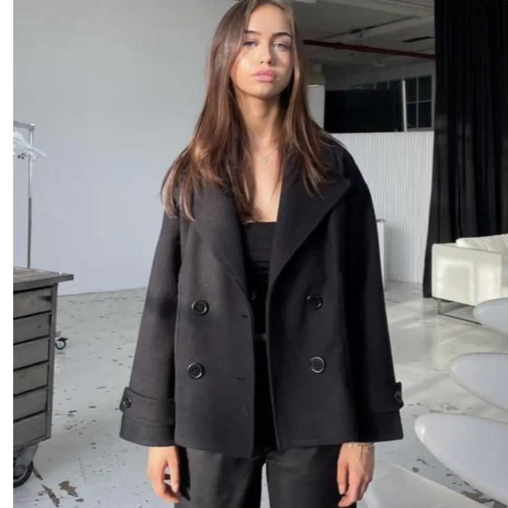 Säljer denna asfina jacka från designbysi i svart som är helt ny med prislapp kvar! Säljer pga att jag köpte en likadan i en annan färg som jag istället valde att behålla. Skriv för fler bilder!. Jackor.