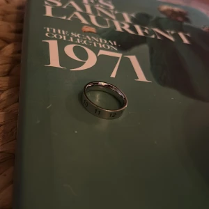 Maison Margiela ring med nummer - Maison Margiela ring med nummermotiv, knappt använd, storlek 8 