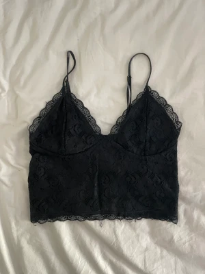 Spetstopp  - Spetstopp från bikbok i svart. Det står L på etiketten men jag upplever den som M