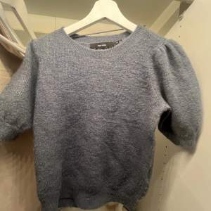 Säljer denna stickade kortärmade tröjan från VERO MODA då den inte kommer till användning längre💗Orginalpris var 229kr💕Skriv om du är intresserad!💞strlk S