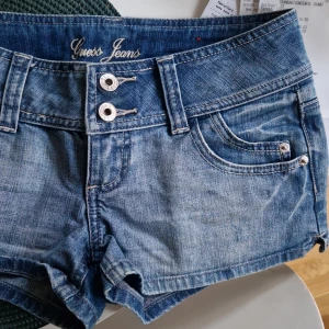 GUESS shorts - Äkta jeansshorts från GUESS. Köpta i USA. Nyskick!!  Frakt 43kr Midjemått 25cm Kan ej skicka bild med dem på pga de är för små för mig