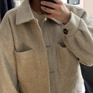 Vår jacka  - Vår jacka från na-kd, knappt använd så den är i bra skick. Pris går att diskutera 