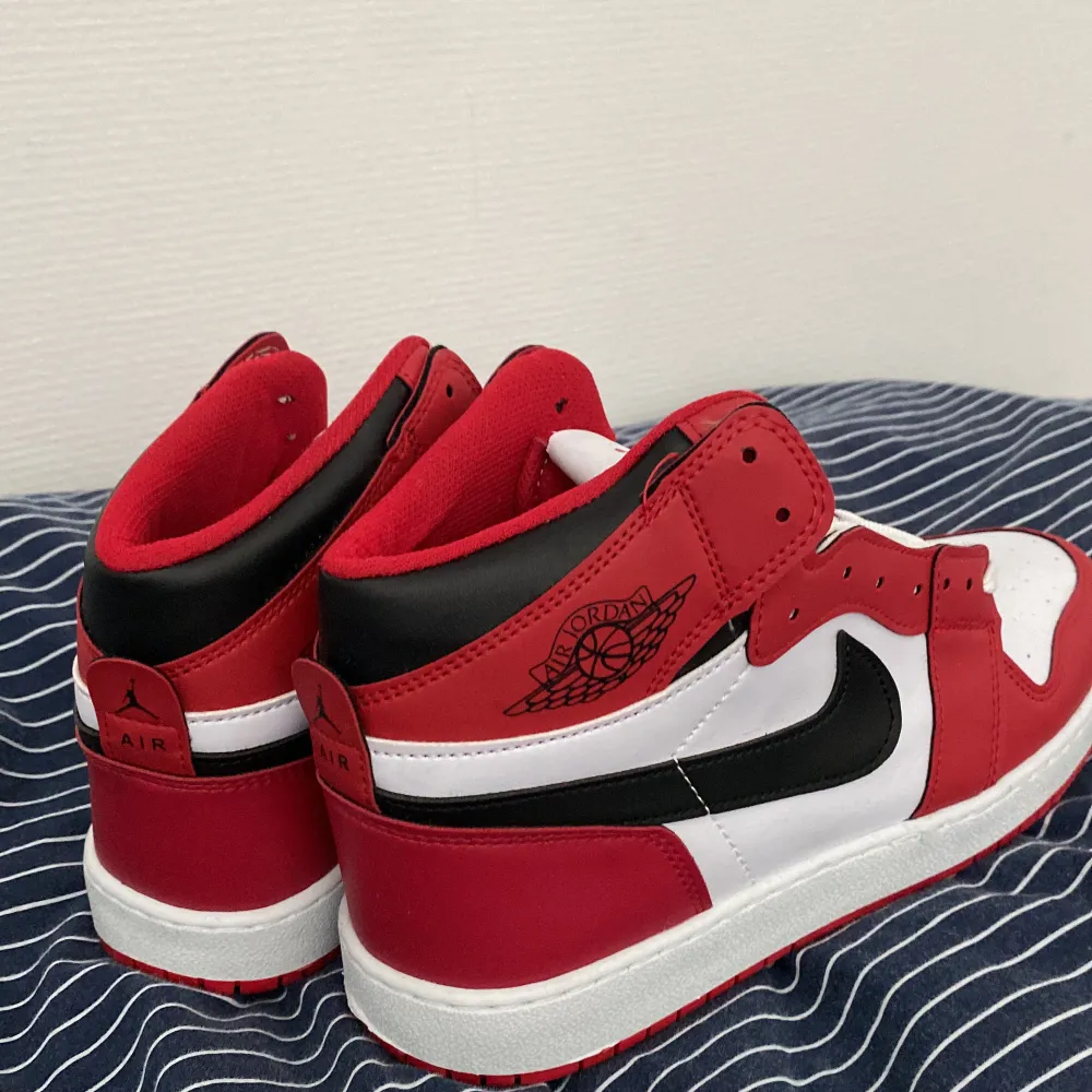 Replica (fake) jordan 1 aldrig använda och har andra skor som har bara legat i mitt rum skriv ifall du vill ha mer bilder (pris kan diskuteras). Skor.