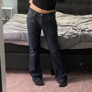 Levis jeans - Bootcut lowaisted levis jeans. Mörk blå i modellen 517. Hela och rena. 