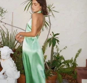 SÖKER DENNA ZARA KLÄNNING  - Söker denna klädningen från zara i antingen S eller M 