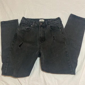 Svarta jeans från Cotton On, 38 - Relaxed, svarta jeans från Cotton On med hål över ena knäet. Inte använda särkilt mycket då de var lite för stora för mig, men överlag väldigt snygga och bekväma🃏