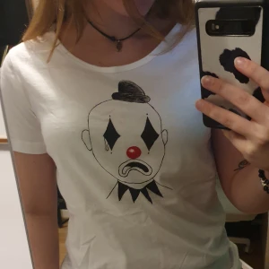 Målad t-shirt - T-shirt med målad clown på. Skönt material och fin passform.