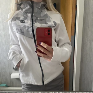 Nike Tech fleece - Nike tröja som liknar en Nike tech fleece i modellen. Inga defekter. Storlek S. Hör av er för fler bilder!