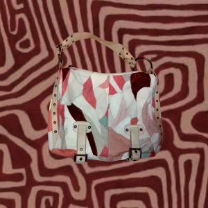 Patched läder-väska - Unik och cool läder-väska, köpt socond hand på Marstrand. Vet ej om det är äkta läder eller ej, men snygg oavsett . Lite smuts (syns på sista bilden) som jag inte lyckats fått bort, men det syns knappt på håll (Se de andra bilderna)