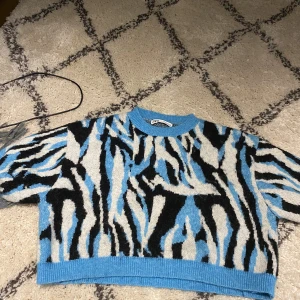 Stickad topp  - Supercool mönstrad topp från zara i storlek m, lite kroppad! Nypris ca 400kr, säljer för 150