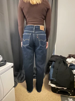 Levis baggy dad jeans (low waist) - Fina blåa levis baggy dad jeans. Byxorna är i bra skick. Stygnen är sprättade i botten av byxorna för att addera nån cm i längden. Det finns 2 hål på insidan av byxans midja men dem är ej synliga när du använder dem. Finns i pm om du har frågor etc :)