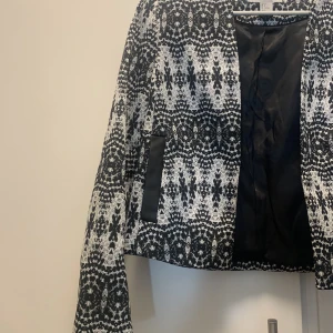 Kavaj  - Använt ett fåtal gånger.  Jacquardkavaj med snygga detaljer.