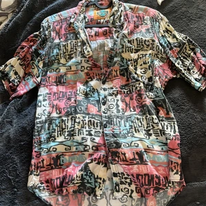 Retro skjorta  - En snygg retro skjorta som använts några gånger. Har en defekt på bakdelen av skjortan men annars i bra skick.