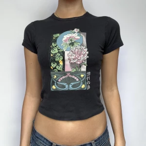 Babytee - Babytee från urban outfitters. Superfint mönster!