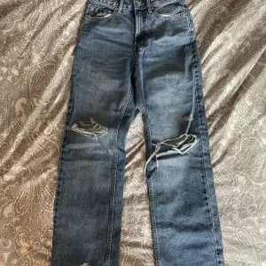 Fina jeans från Cropp som inte kommer till användning. Inga slitningar/defekter. Storlek xxs men passar även mig som är xs 💛Medelhög midja